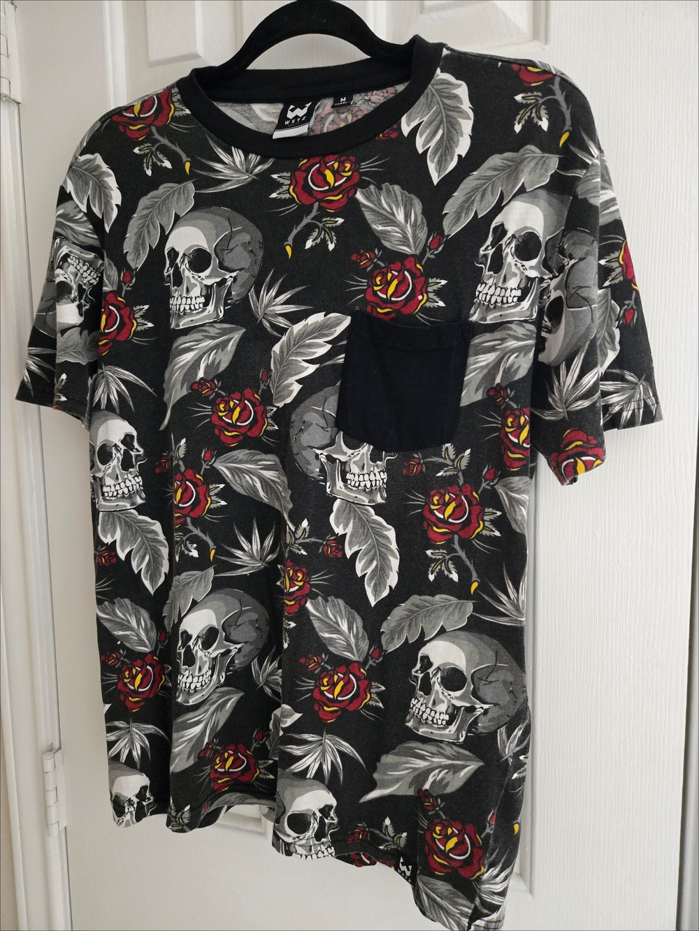 WXYZ Mfg Co Pocket Tee Skull Red Roses Black Short Sleeve Graphic Sz Medium EUC